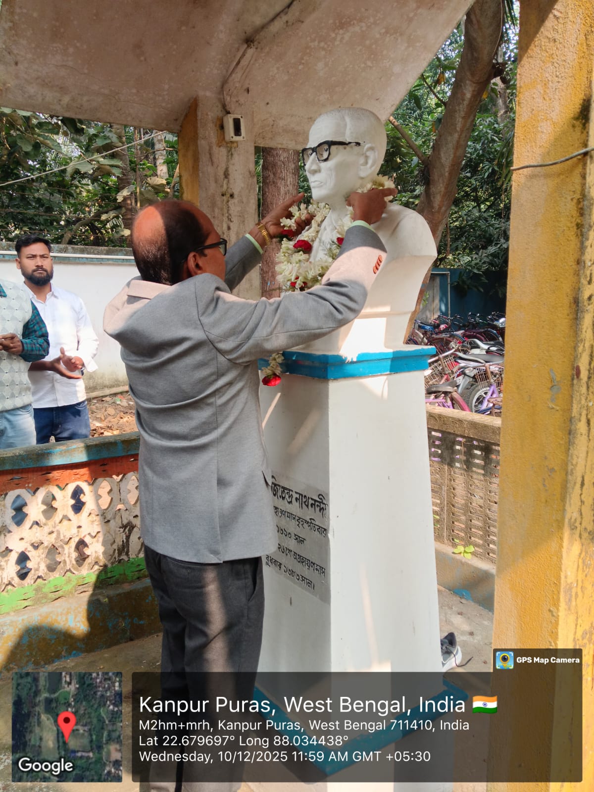 Principal Paying Homage to the Statue of the Founder